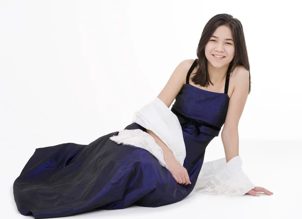 Mladá dospívající dívka v tmavě modré šaty šaty izolované na bílém — Stock fotografie