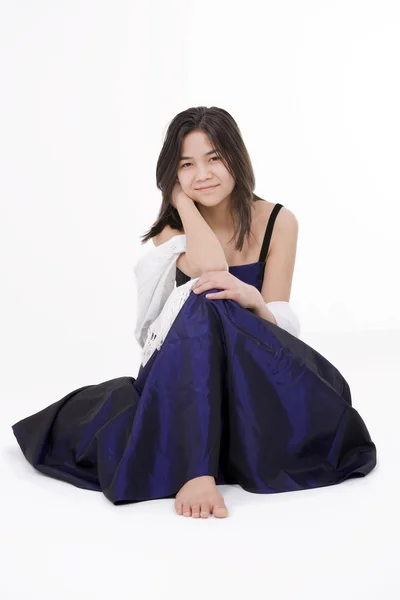 Ung tonåring flicka i mörk blå klänning klänning isolerad på vit — Stockfoto