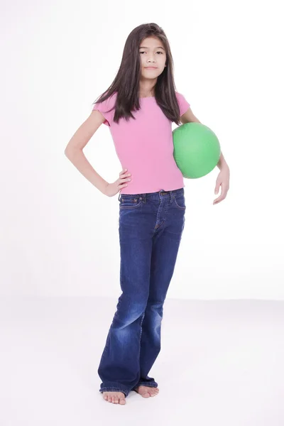 Dez anos de idade menina asiática segurando basquete, isolado no branco — Fotografia de Stock