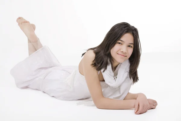 Młoda nastolatka w Biała sukienka suknia na białym tle siedzi na podłodze — Zdjęcie stockowe