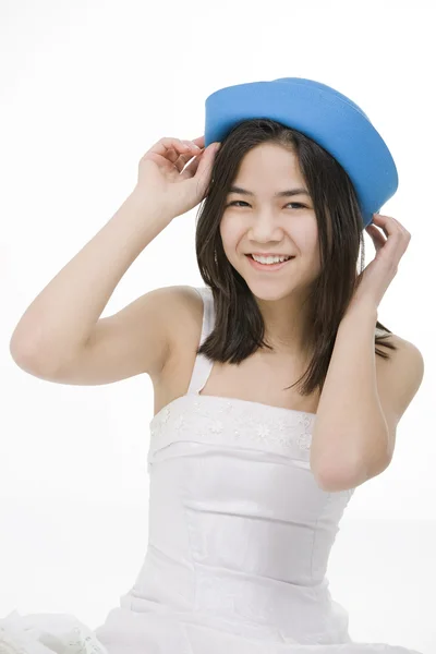 Jeune adolescente au chapeau bleu. Isolé sur blanc . — Photo