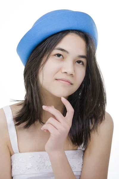 Jovem adolescente de chapéu azul, com expressão pensativa.Isola — Fotografia de Stock