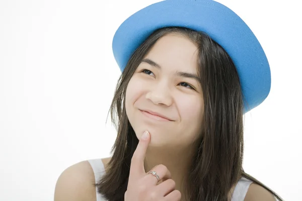 Joven adolescente con sombrero azul, riendo con expreso reflexivo — Foto de Stock