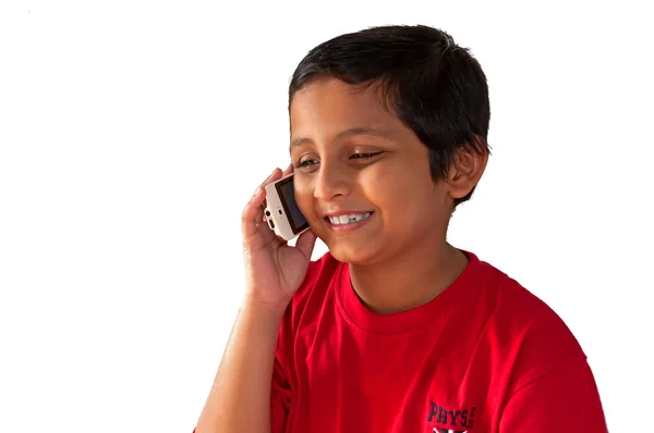 Asiático, indio, bengalí joven hablando en móvil, sonriendo Imagen de archivo