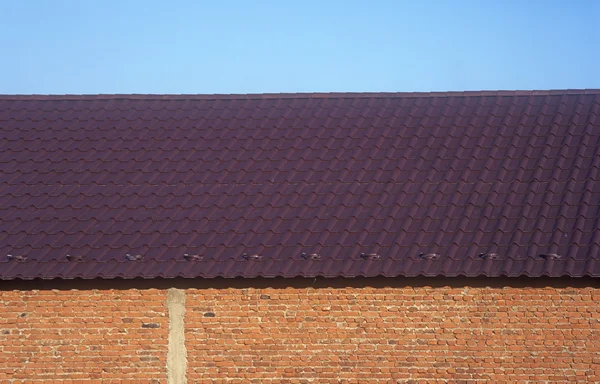 Wall, roof and sky. — Stock Photo, Image