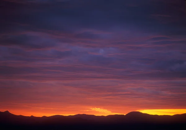 Zonsondergang in de bergen. — Stockfoto