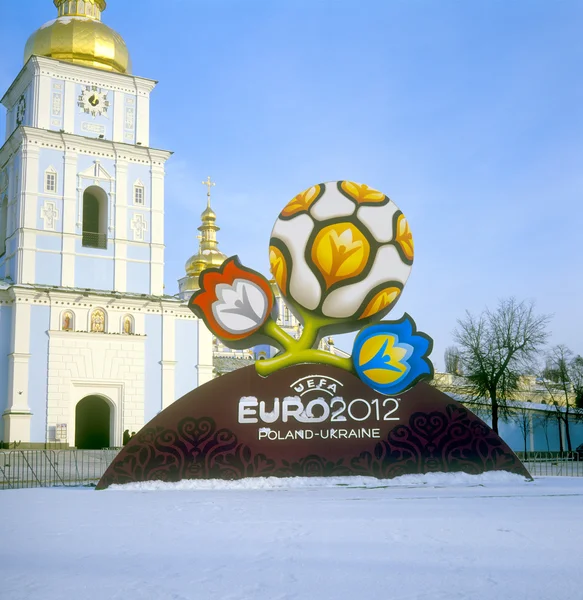 키예프, 우크라이나-12 월 15: 공식 로고 uefa 유로 2012. 후미