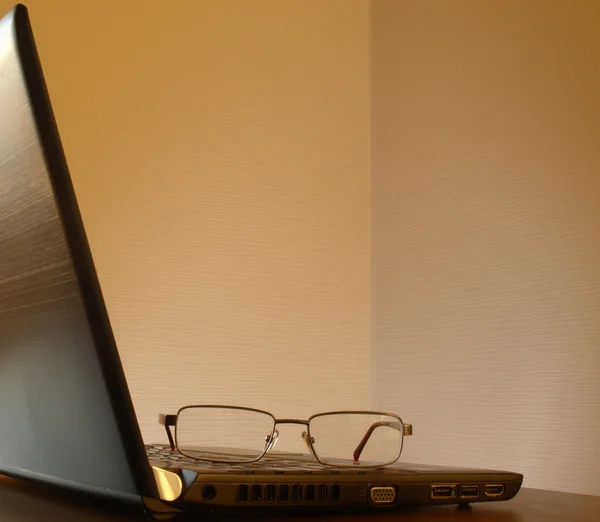 Glasögon på den bärbara datorn. — Stockfoto