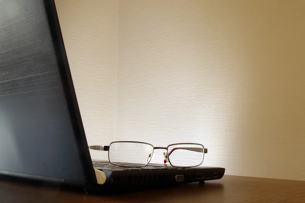 Glasögon på den bärbara datorn. — Stockfoto