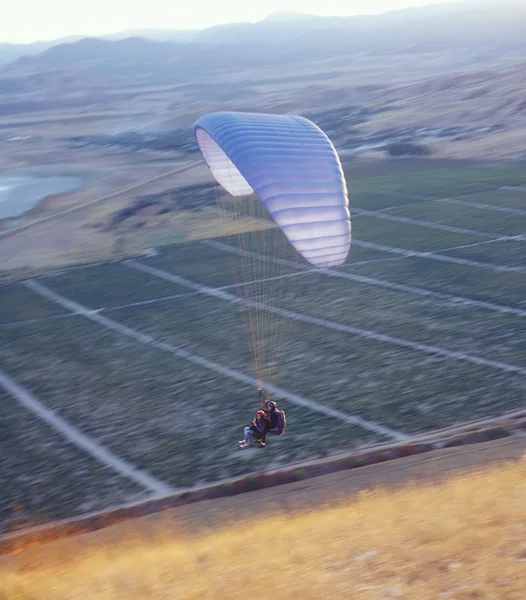Tandem paragliding. — Stock fotografie