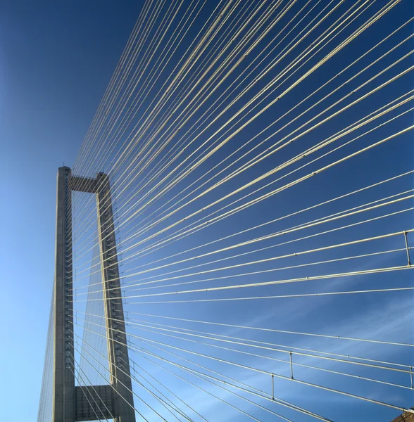 Fragmento da ponte do Sul contra um céu azul claro . — Fotografia de Stock