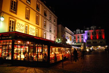 Cafe de L'Quest Saint Malo'da geceleri