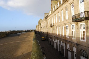 Güneyliler, saint malo merkezinin tarihi kale duvarlarından göster