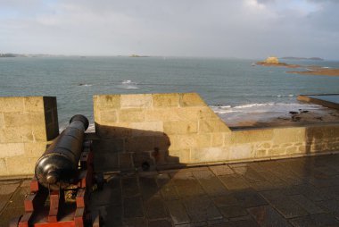 saint malo Merkezi northside tarihi kale duvarları üzerinden görüntülemek