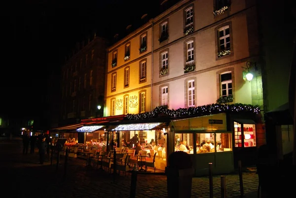 Noite no Cafe de Quest em Saint Malo Fotos De Bancos De Imagens