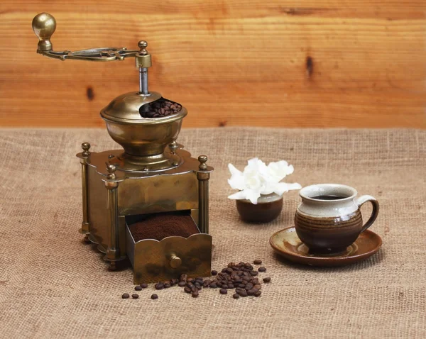 咖啡研磨机和杯咖啡 — 图库照片