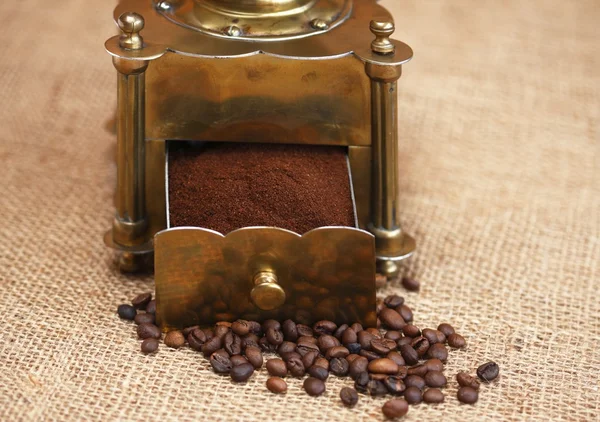 Μύλος καφέ και κόκκοι καφέ — Φωτογραφία Αρχείου