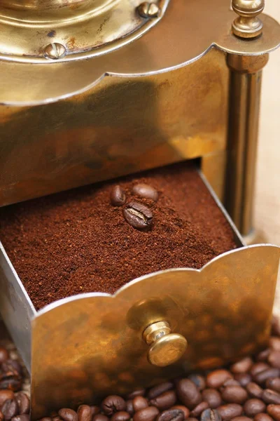 Kaffekvarn och bönor - detalj — Stockfoto