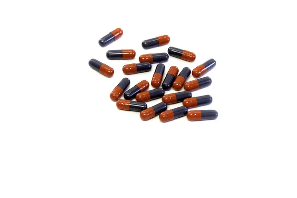 Pillen in Kapseln mit weißem Rohling — Stockfoto