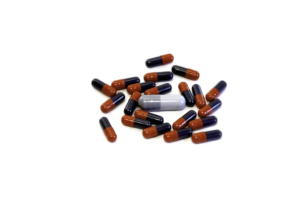 Pillen in Kapseln mit weißem Rohling — Stockfoto