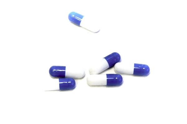 Таблетки в капсулах в білій порожній — стокове фото