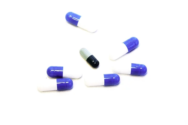 Pillole in capsule a bianco vuoto — Foto Stock