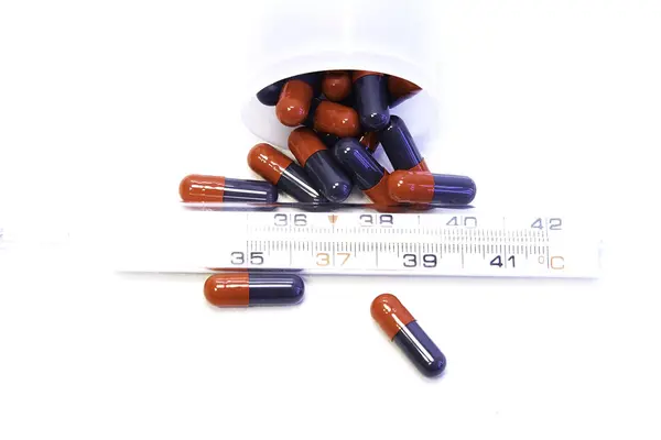 Pills with thermometer — Stock Photo, Image