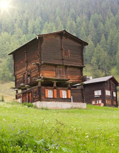 Rustikální dřevěné house, Švýcarsko — Stock fotografie