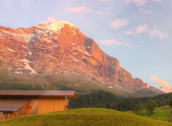 Cabaña de montaña con alpenglow, Suiza — Foto de Stock