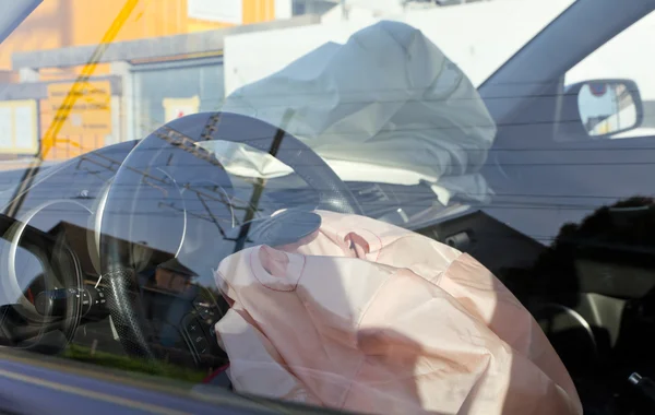 Interior do carro com airbags — Fotografia de Stock