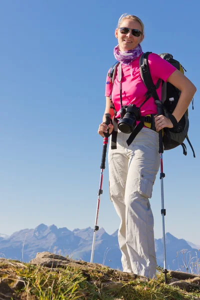 Woman hiking in high mountains — Stock Photo, Image