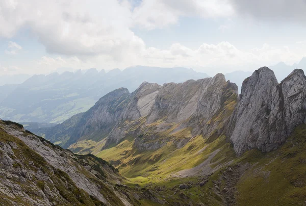 Skała grzbiety tworzą doliny, Szwajcaria — Zdjęcie stockowe