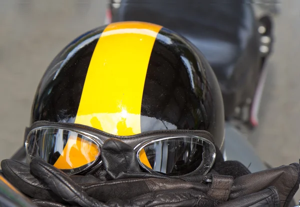 Ročník rider helmu, brýle a rukavice — Stock fotografie