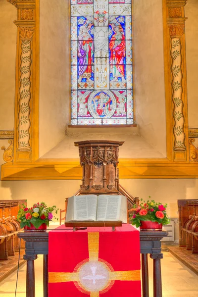 Kirchenfensterbibel und Kanzel — Stockfoto
