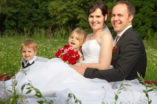 Glückliche Hochzeitsfamilie — Stockfoto