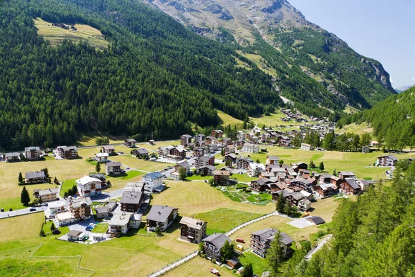 Αλπικό χωριό στην κοιλάδα της Ελβετίας — Φωτογραφία Αρχείου
