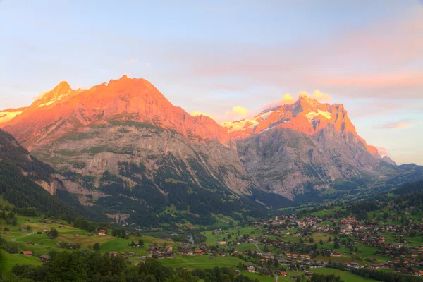 Alpenglow in grindelwald, schweiz — Stockfoto