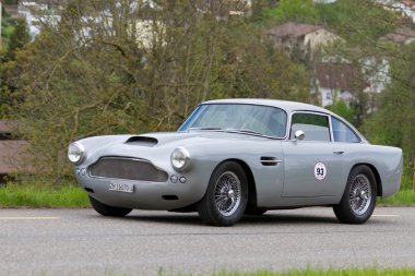 eski model araba aston martin
