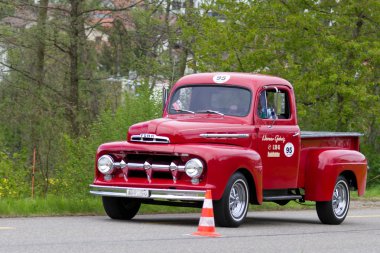 eski model araba ford f 100 pick-up 1951