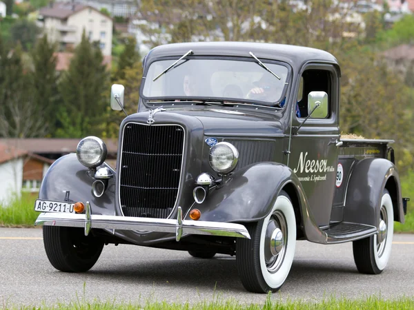 1936 年からビンテージ中古戦争車フォード ピックアップ — ストック写真