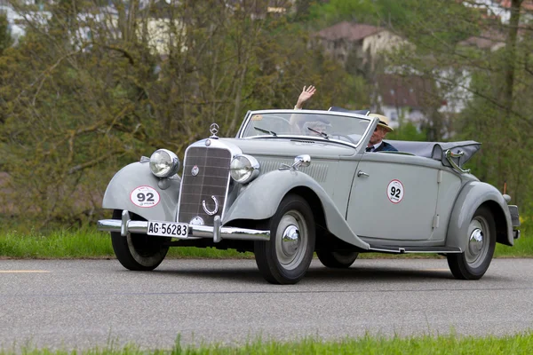 老爷车梅赛德斯-奔驰 230 从 1937 年 — 图库照片