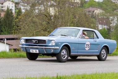 eski model araba ford mustang dan 1965