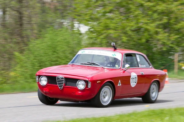 Vintage de carreras de turismo coche Alfa Romeo Giulia Sprint GT Veloce de 1966 — Foto de Stock