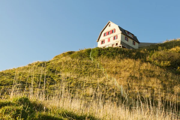 Гірські гостьовий будинок, Швейцарія — стокове фото