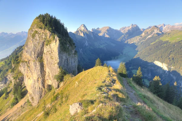 Pěší cesta přes skalnaté Alpy, Švýcarsko — Stock fotografie