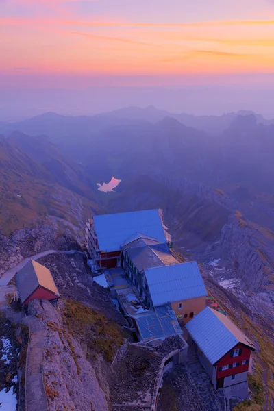 Bergstation bij zonsondergang in de buurt van saentis, Zwitserland — Stockfoto