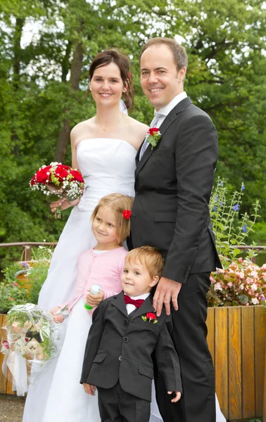 Glückliche frisch verheiratete Familie — Stockfoto