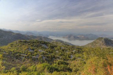 Karadağ İşkodra Gölü çevresinde dağlar