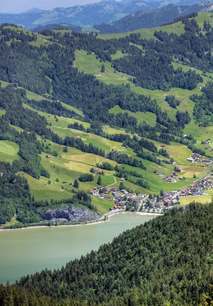 Švýcarsko: město v horské jezero — Stock fotografie