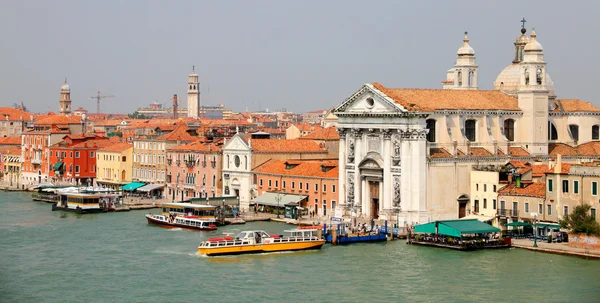 Venecia con iglesia Santa Maria del Rosario — Foto de Stock